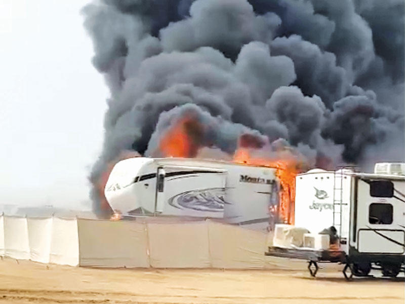 أعمدة الدخان تتصاعد من موقع الحريق 