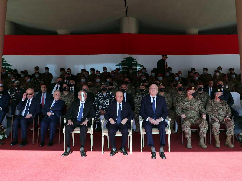 عون وميقاتي وبري خلال مشاركتهم باحتفالات عيد الاستقلال في وزارة الدفاع أمس (دالاتي ونهرا)