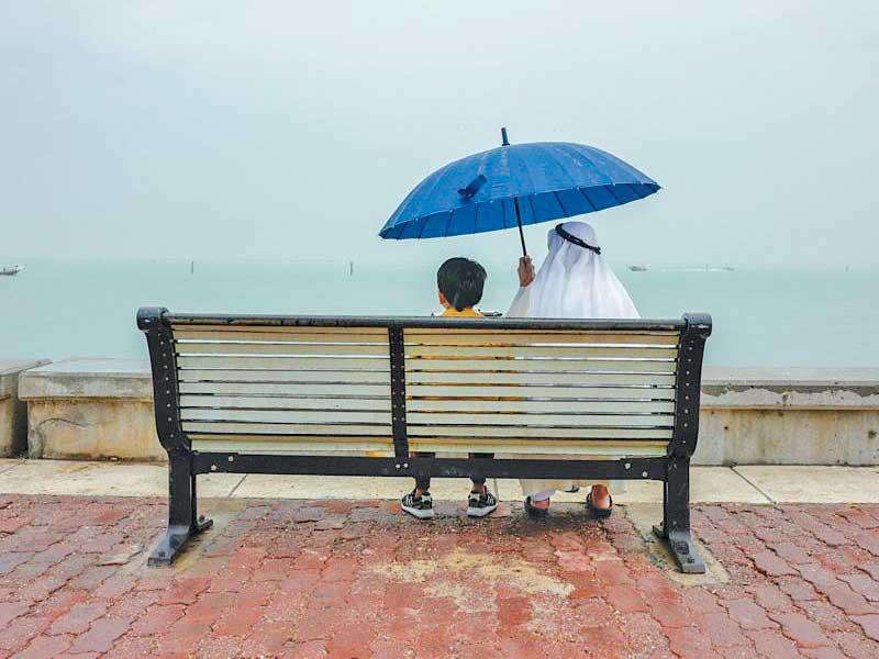 المطر... لوحة مبهجة على شاطئ الخليجn