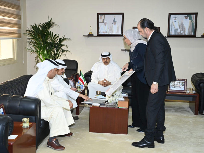 محافظ حولي علي الأصفر والمدير العام لبلدية الكويت المهندس أحمد المنفوحي  يطلعان على بعض المخالفات بالمحافظة