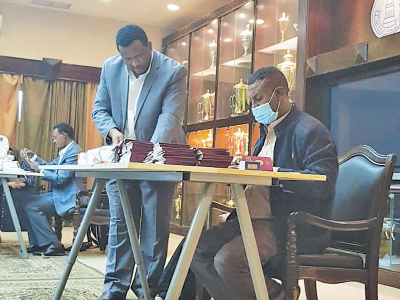 جانب من توزيع الجوازات