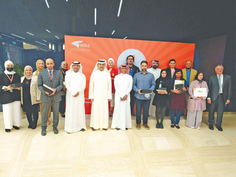 المدير العام للمؤسسة د. خالد الفاضل متوسطاً عدداً من المكرمين