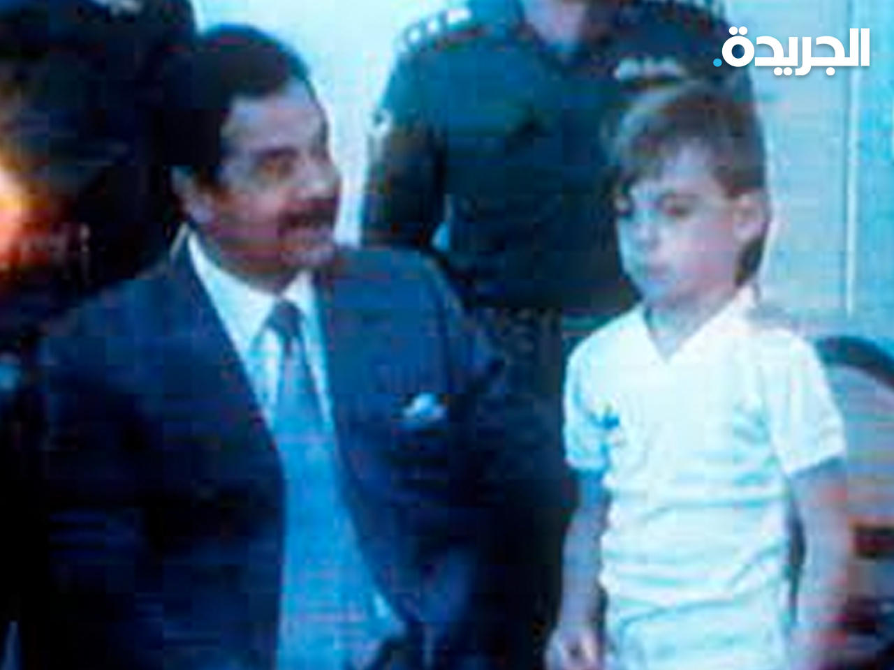 صدام حسين مع طفل من ركاب الرحلة