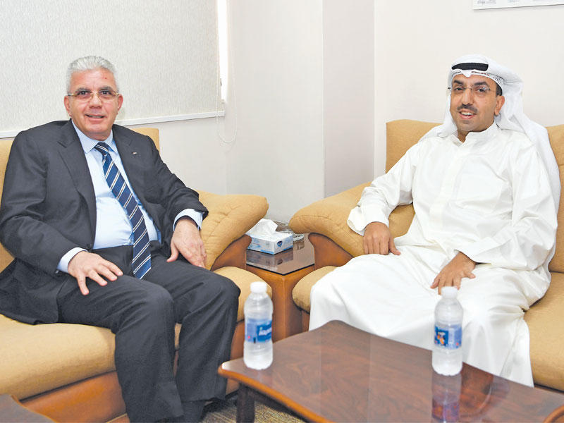 رئيس التحرير الزميل خالد هلال المطيري مستقبلاً السفير الفلسطيني في البلاد رامي طهبوب أمس