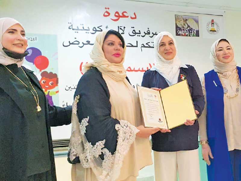 الجفيرة والعصفور وإبراهيم أثناء تسليم الشهادات