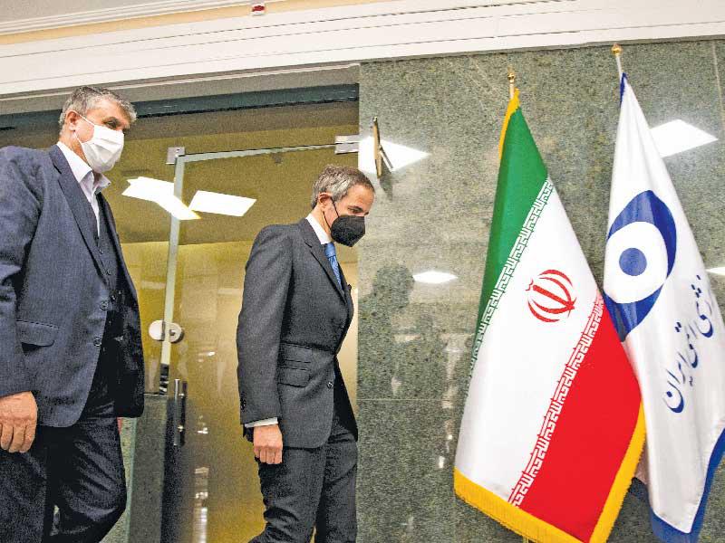 غروسي وإسلامي عقب محادثات في طهران أمس (رويترز)