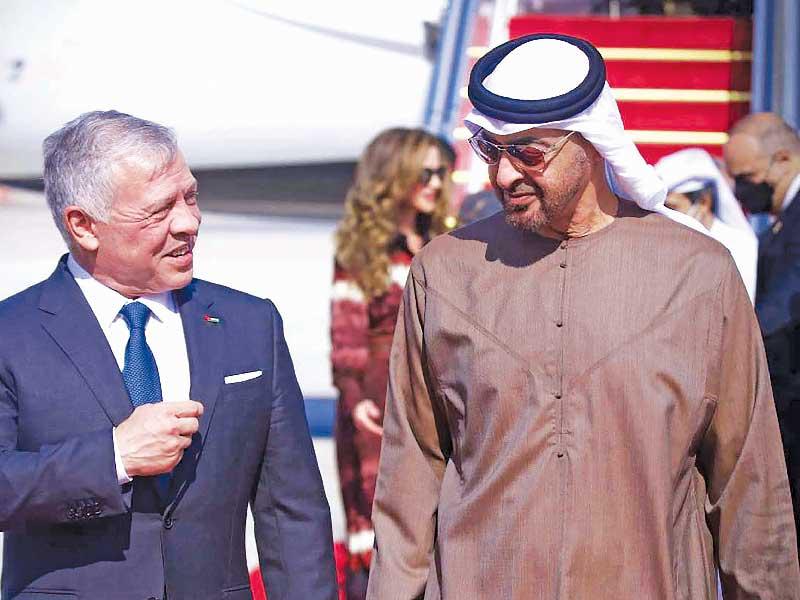 بن زايد مستقبلاً عبدالله الثاني لدى وصوله إلى أبوظبي أمس (د ب ا)