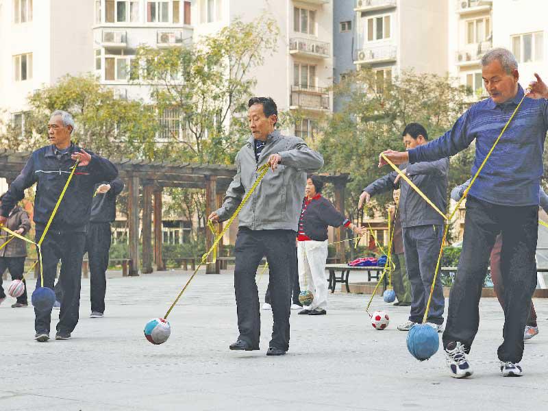 متقاعدون صينيون يتدربون على لعبة محلية يطلق عليها «كرة الكولا» في بكين      (رويترز)