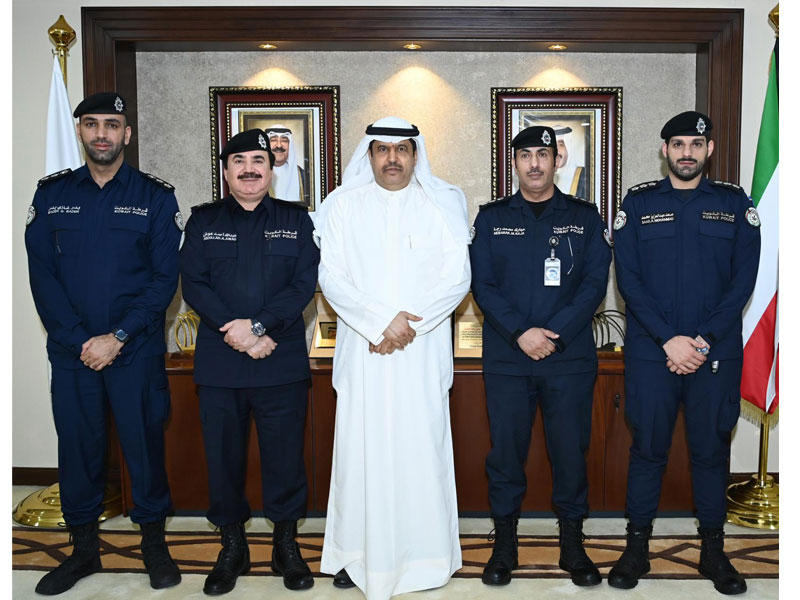 محافظ حولي علي الأصفر متوسطاً قيادات «مرور حولي»