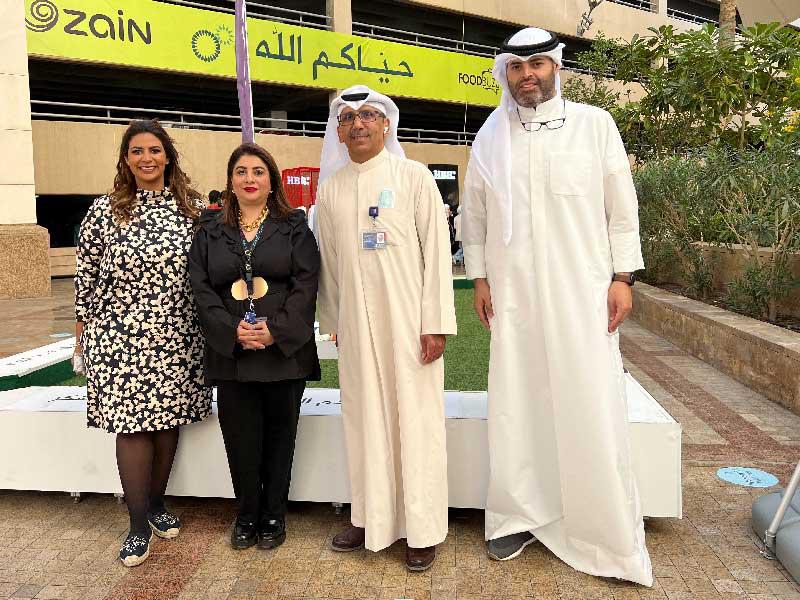 مسؤولو «زين» وFoodBuzz خلال الفعالية