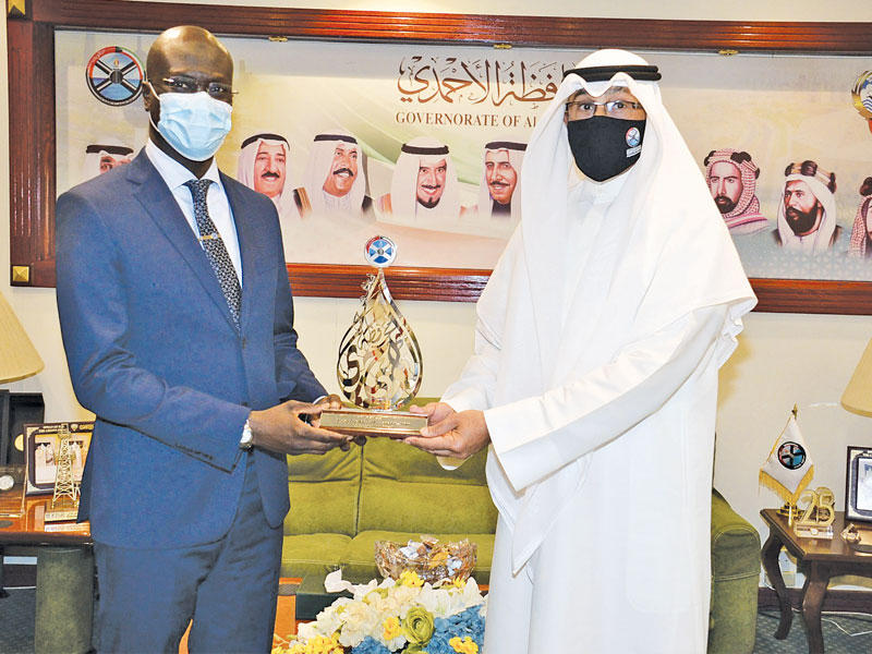 محافظ الأحمدي الشيخ فواز الخالد يستقبل في مكتبه بديوان عام المحافظة سفير السنغال لدى الكويت إبراهيم سيك
