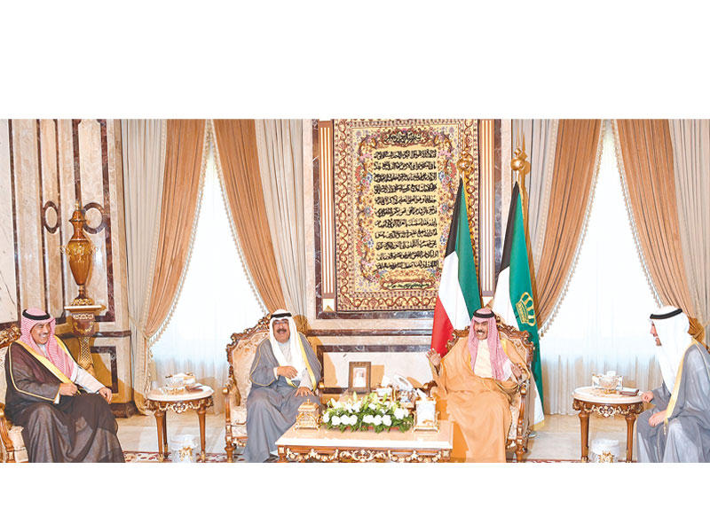 سمو أمير البلاد الشيخ نواف الأحمد مستقبلاً ولي العهد والغانم والخالد أمس