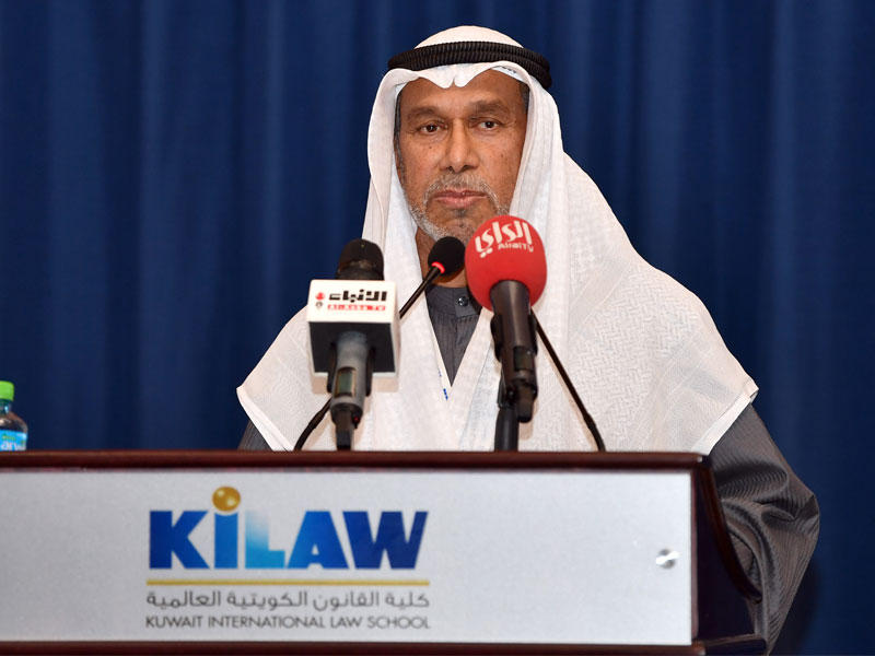 رئيس كلية القانون الكويتية العالمية  د. محمد المقاطع متحدثاً
