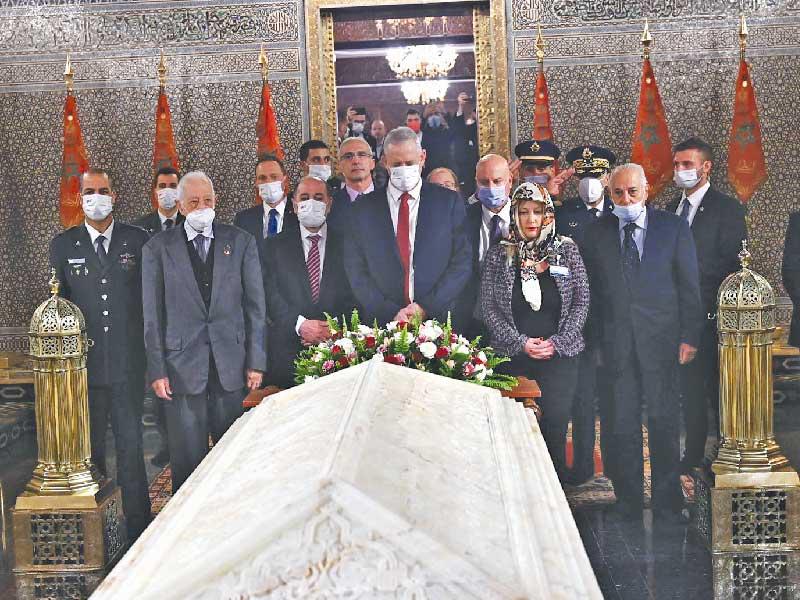 غانتس يزور ضريح الملك محمد الخامس في الرباط أمس (رويترز)