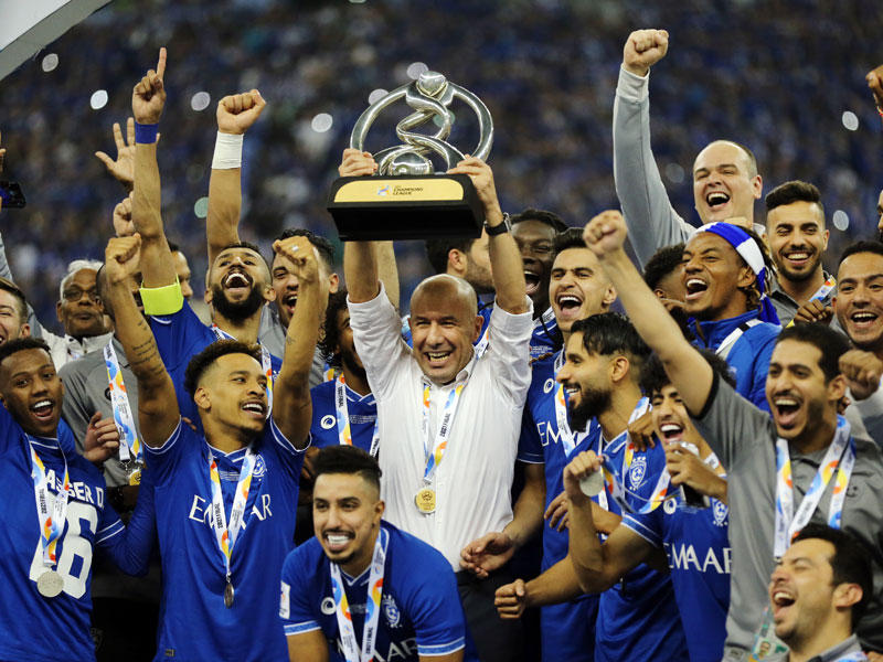 مدرب الهلال ليوناردو جارديم حاملا كأس البطولة (رويترز)