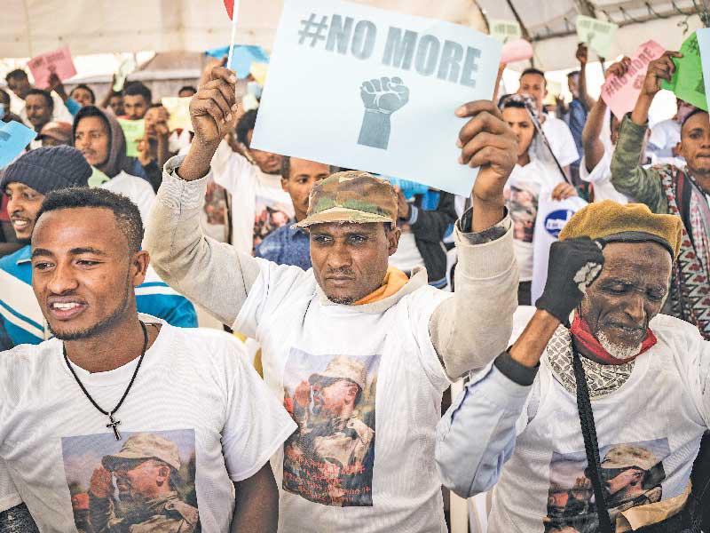 مجنّدون جدد ينضمون إلى قوات الدفاع الوطني الإثيوبية خلال حفل في أديس أبابا أمسt(أ ف ب) 