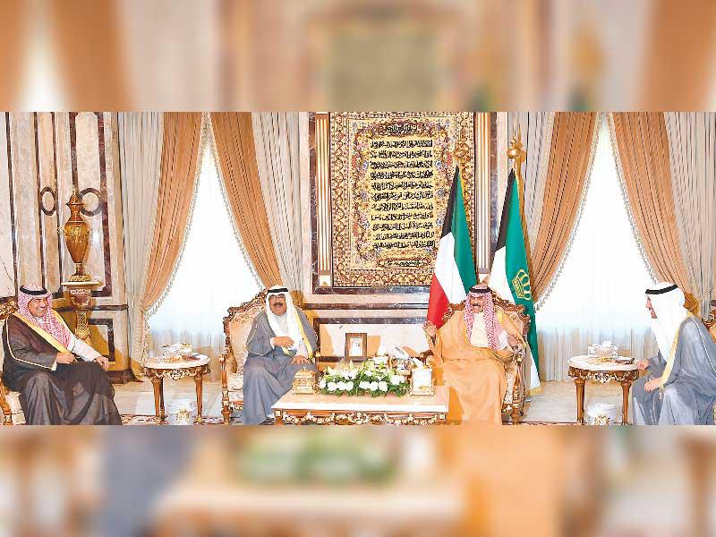 الأمير خلال استقباله ولي العهد والغانم والخالد أمس