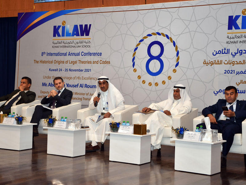 د. صالح العلي متحدثاً في الجلسة الثامنة