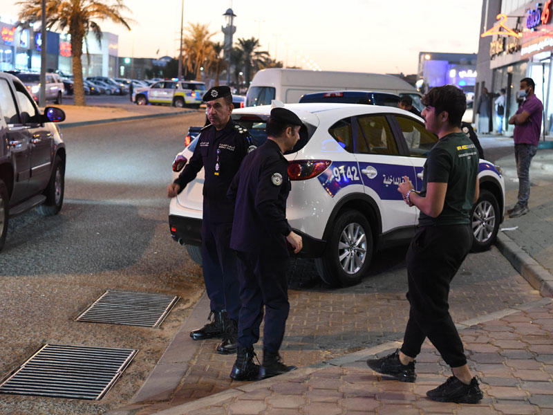 مساعد المدير العام للإدارة العامة للمرور لشؤون التعليم العميد الشيخ فواز الخالد متحدثاً لأحد الأحداث المضبوطين خلال الحملة 