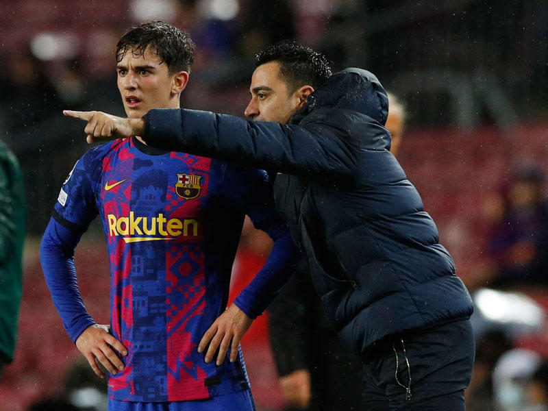 تشافي مدرب برشلونة وغافي نجم الفريق