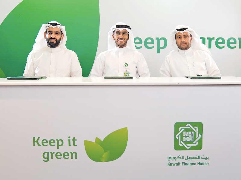 فهد السعد متوسطاً شبيب العجمي وخالد الوقيان