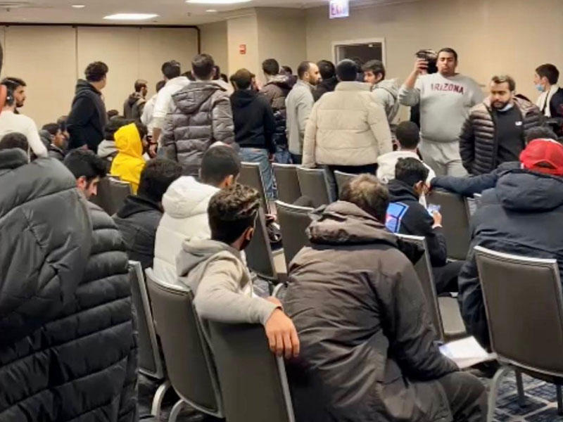  جانب من الازدحام الطلابي أمام قاعات التصويت 