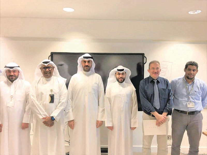 عدد من المشاركين في البرنامج