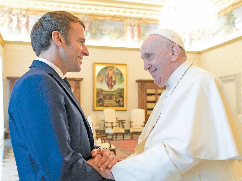 الرئيس الفرنسي إيمانويل ماكرون والبابا فرنسيس