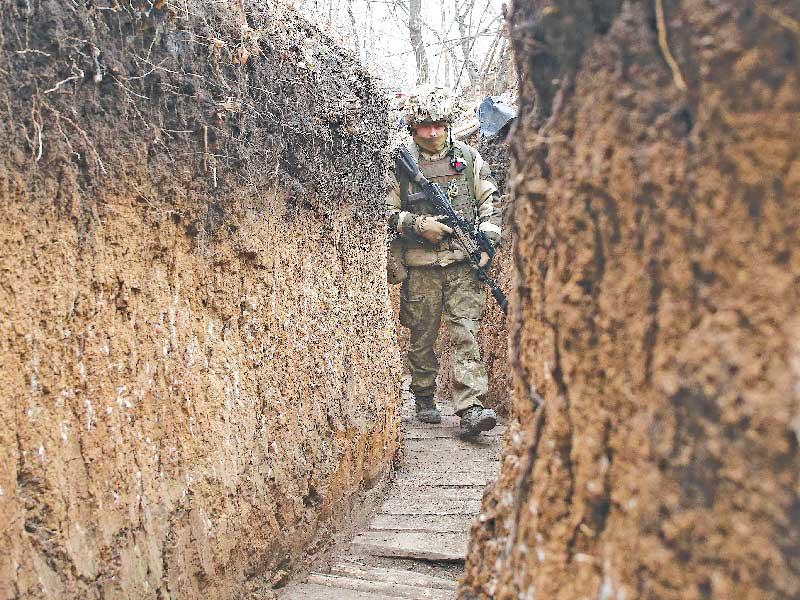 جندي أوكراني في خندق على حدود التماس مع الانفصاليين الموالين لموسكو في الشرق (أ ف ب)