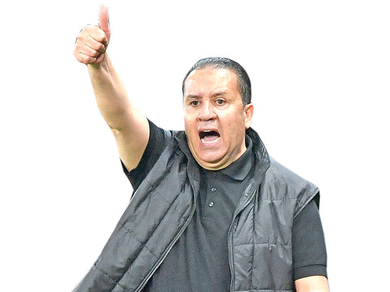 المدير الفني لفريق الكويت لكرة القدم  التونسي نبيل معلول