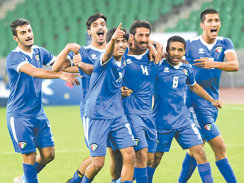 فرحة لاعبي الأزرق بعد الفوز