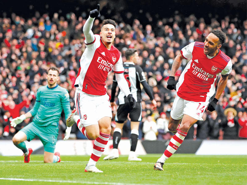 مارتينيلي نجم أرسنال يحتفل بهدفه في مرمى نيوكاسل
