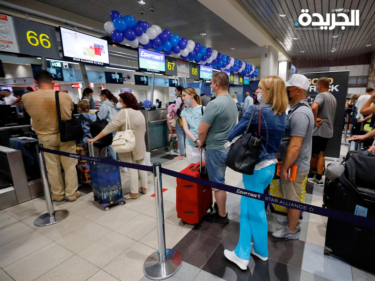 سياح روس يتجمعون أمام مكتب مصر للطيران في مطار دوموديدوفو الدولي في موسكو