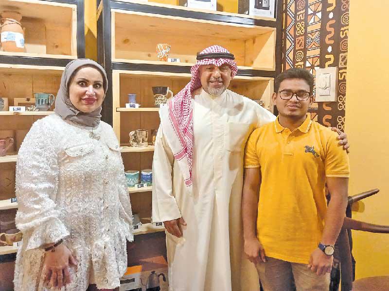 العوض متوسطاً الفنانة دلال ملك والفنان مانيك شاندرا داس