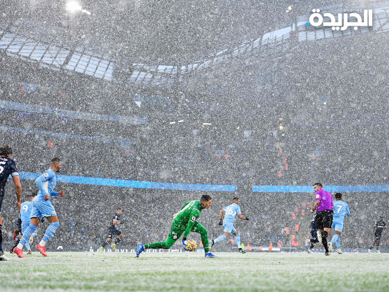 عاصفة ثلجية اجتاحت المدينة أثناء المباراة