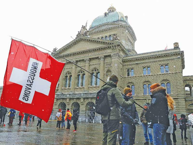 السويسريون يختارون «شهادة كورونا»