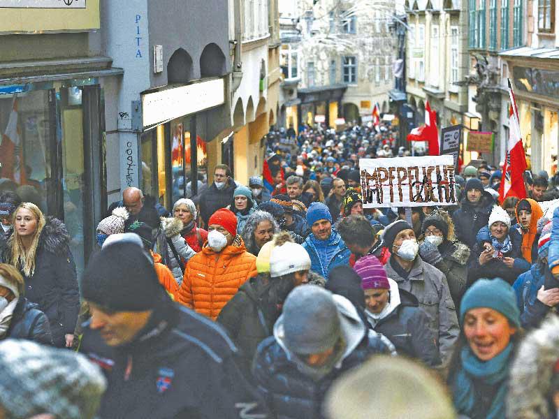 متظاهرون يحتجون على فرض إجراءات ضد «كورونا» في مدينة غراتس النمساوية أمس الأول (ا ف ب)