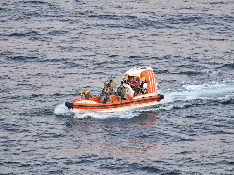 صورة نشرتها البحرية الأميركية أمس لإجلاء الصيادين الإيرانيين في خليج عمان (أ ف ب)