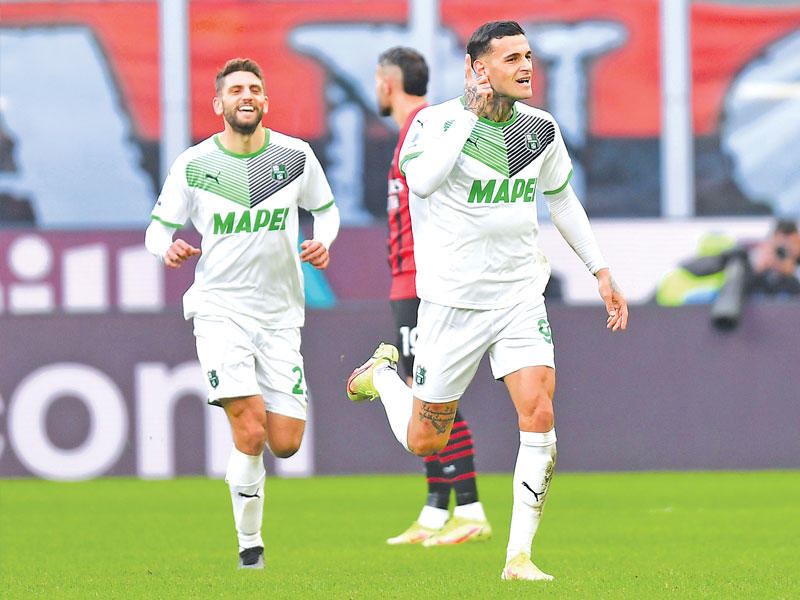 سكاماكا لاعب ساسولو يحتفل بهدفه الأول