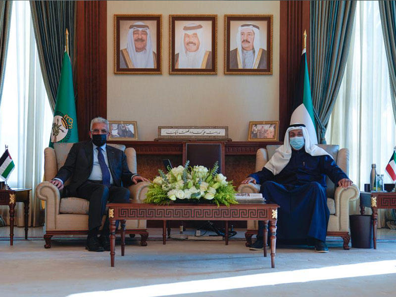 النواف مستقبلاً سفير فلسطين أمس