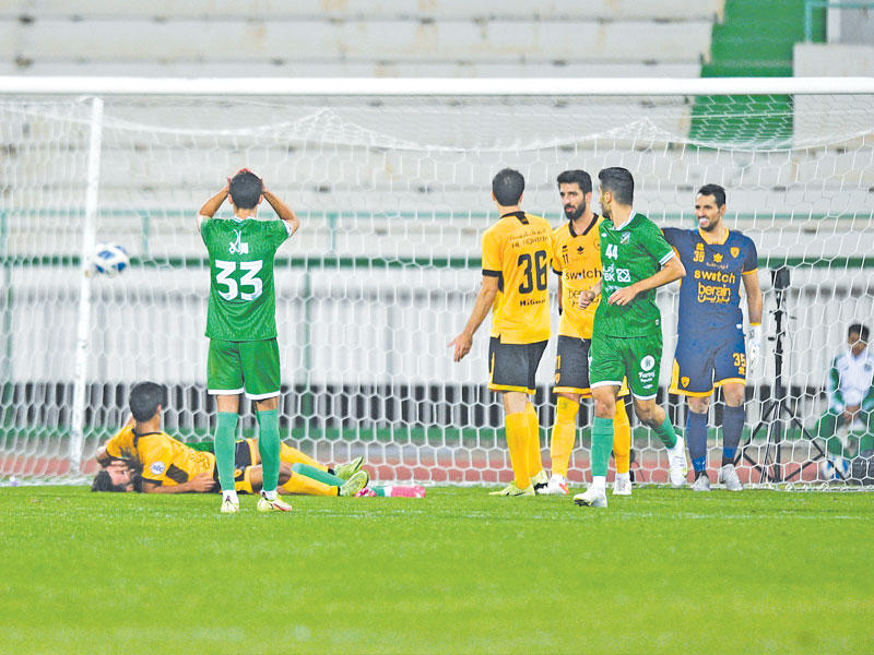 إحدى الفرص المهدرة لفريق العربي امام مرمى القادسية (تصوير نوفل إبراهيم)