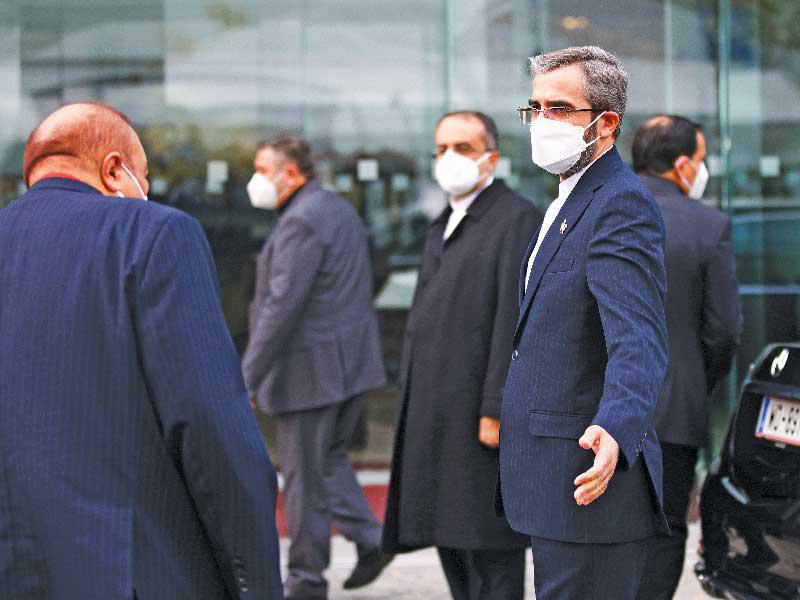 وفد إيران برئاسة علي باقري كني يصل إلى مقر المحادثات في فيينا أمس (رويترز)