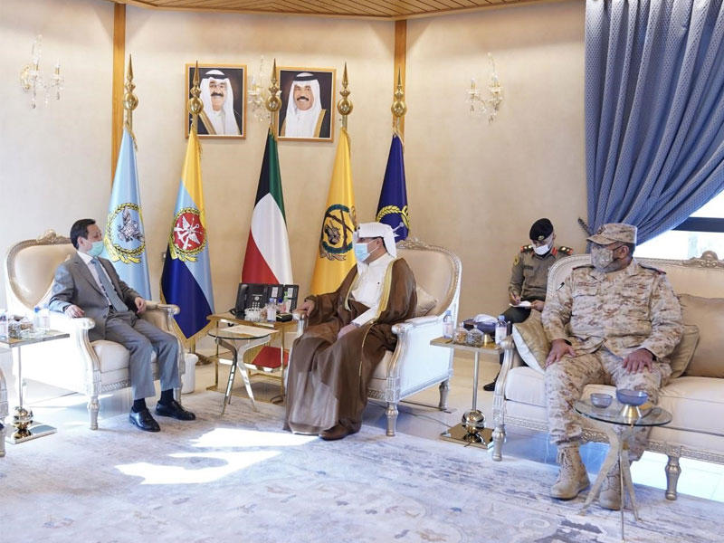 وزير الدفاع اثناء استقباله السفير الصيني