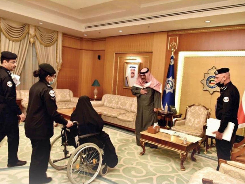 العلي مستقبلاً إحدى المواطنات أمس