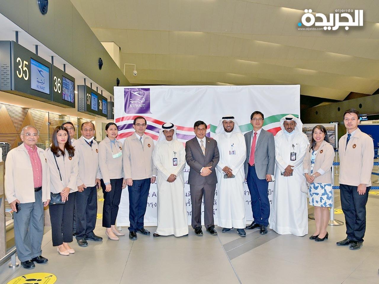 السفير التايلاندي متوسطاً مسؤولي «الكويتية» وأعضاء السفارة التايلاندية