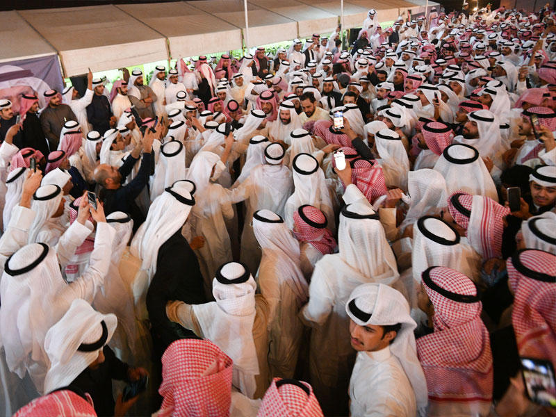 النائب السابق، د. فيصل المسلم لحظة وصوله إلى ديوانه محاطاً بعدد كبير من المواطنين