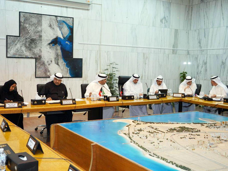 جانب من اجتماع لجنة الإصلاح والتطوير في المجلس البلدي أمس 