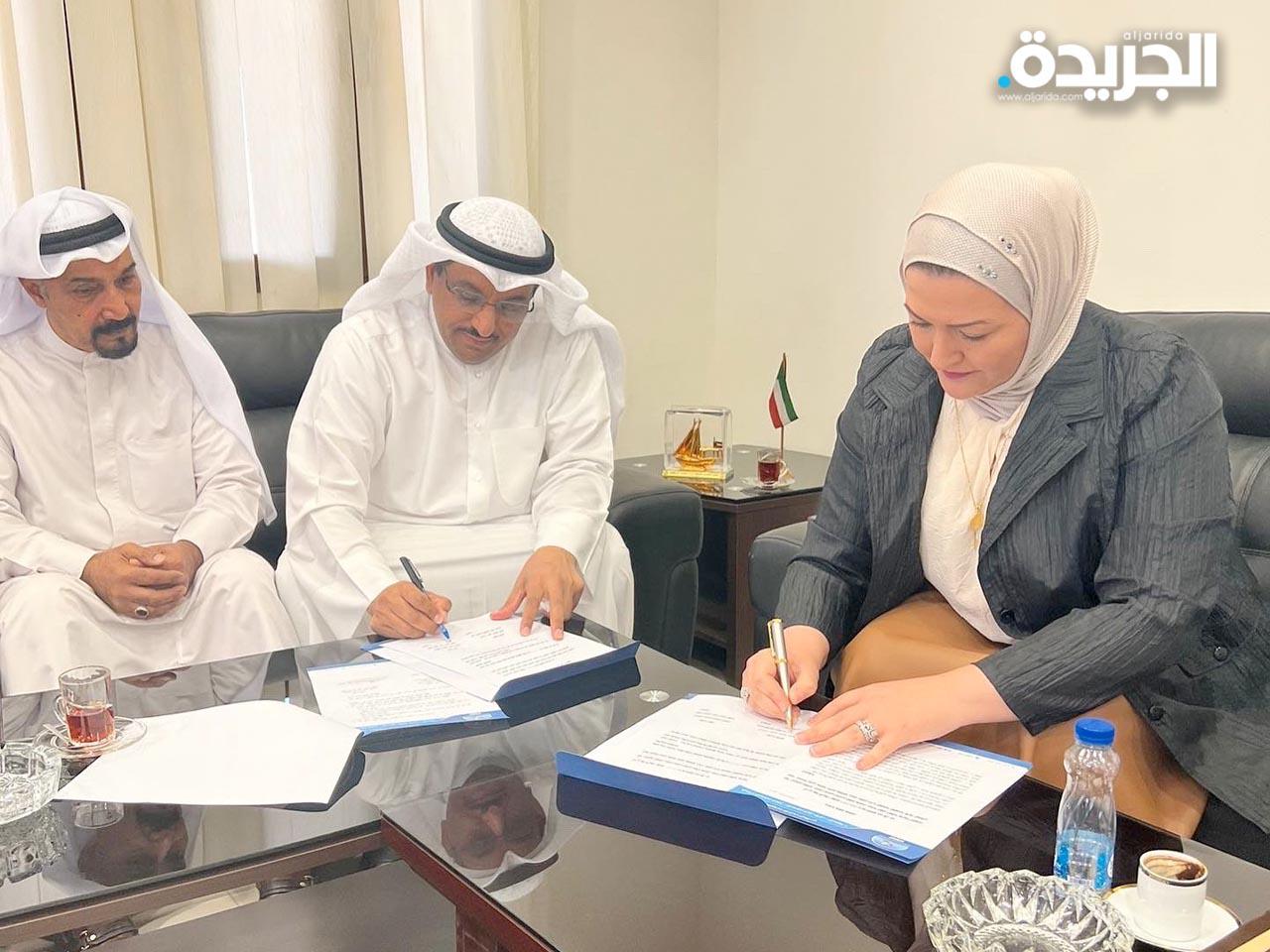 د. سلمان العنزي ورئيسة الجمعية أ. بيبي عاشور أثناء التوقيع