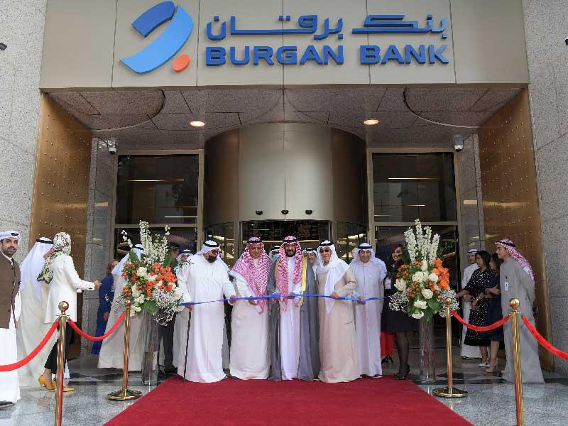 محافظ العاصمة مفتتحاً المقر الجديد بحضور العجيل وحيات والعيار