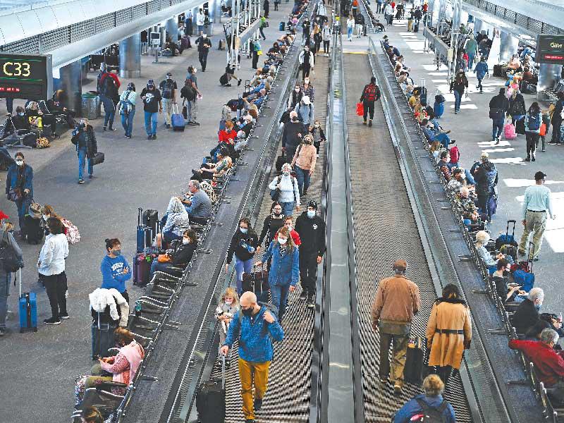 مسافرون يضعون الكمامات في محطة دنفر بكولورادو الأميركية للقطارات (ا ف ب)